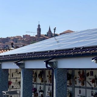 Saluzzo, il maxi impianto solare  sui tetti del cimitero produce quasi un quarto del fabbisogno di energia del comune