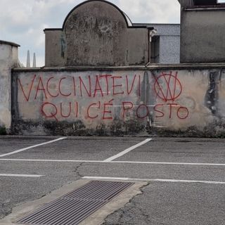 Le scritte no vax al cimitero di frazione Spinetta di Cuneo