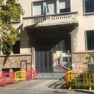 Crolla porzione di travertino dal cornicione della Luigi Einaudi di Cuneo: inagibile l'intero perimetro della scuola [FOTO]