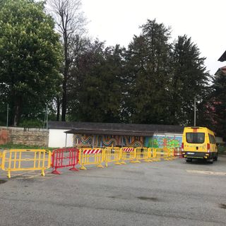 Cortile della Primaria di Spinetta inagibile per alcuni alberi pericolanti. Il Comune di Cuneo non può intervenire e lo transenna