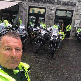 Silvio Costamagna, vigile del fuoco in pensione, tra i motociclisti della scorta tecnica al Giro E