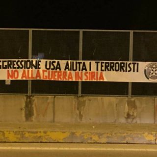 Uno striscione contro la guerra in Siria all'ingresso del viadotto Soleri