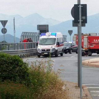Tenta il suicidio dal viadotto Sarti di Cuneo, i vigili del fuoco lo salvano