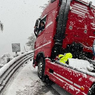Tir di traverso causa neve sulla 28, Adolfo: &quot;Non devono più transitare&quot;
