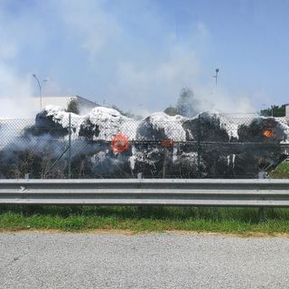 A fuoco un trattore con rimorchio carico di balle di fieno in circonvallazione a Saluzzo [FOTO]