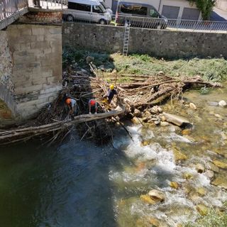 Mondovì: iniziata l'opera di pulizia fluviale presso il ponte del Borgato