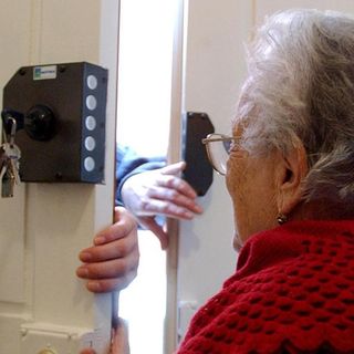 Finti agenti della municipale o finti tecnici: truffe agli anziani, colpita anche la provincia di Cuneo Finti agenti della municipale o finti tecnici: truffe agli anziani, colpita anche la provincia di Cuneo