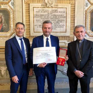 A Ezio Raviola, già presidente di Fondazione CRC, l'onorificenza pontificia di Cavaliere di San Gregorio Magno