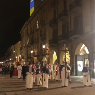 Torna la "Via Crucis" in presenza: almeno 300 partecipanti ieri sera a Cuneo [FOTO E VIDEO]
