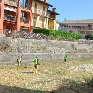 Volontari della Protezione Civile di Beinette al lavoro per pulire il torrente Josina