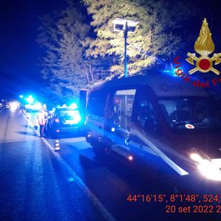 Auto fuori strada sulla statale 28, due persone ferite