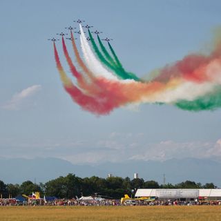 Buon anniversario al nostro Tricolore con le prodezze aeree delle Frecce (foto di Valerio Minato)