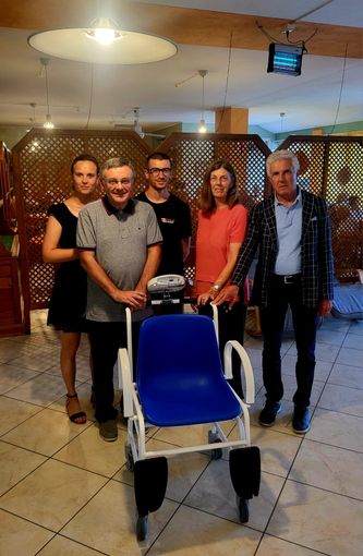 Da "Fai entrare il Sole" una sedia pesa persona alla Casa di riposo di Bernezzo