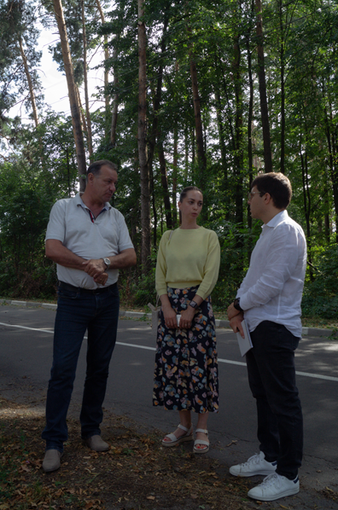 Edoardo Bosio a Buča, con Oleg Tsymbal, capo del dipartimento dell’istruzione del comunee Victoriia Danilova - Ph Anna Malyar Edoardo Bosio a Buča, con Oleg Tsymbal, capo del dipartimento dell’istruzione del comunee Victoriia Danilova - Ph Anna Malyar