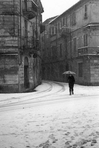 Alba e la neve, passeggiate in centro (Foto archivio Antonio Buccolo)