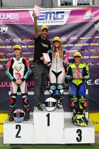 Arianna Barale sul podio con un rappresentante del Team MotorMI Arianna Barale sul podio con un rappresentante del Team MotorMI