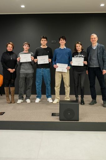 Saluzzo sede eVIso la consegna delle borse di studio a 4 studenti del Bodoni. Con loro Lucia Fracassi CEO di eVISO e il dirigente Davide Laratore - Foto Paolo Cilli