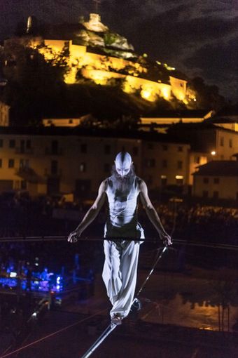A Savigliano la traversata di un funambolo di piazza Santarosa diventa musica