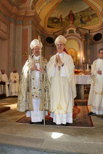 Il vescovo di Saluzzo Cristiano Bodo con il cardinale Tarcisio Bertone al Santuario di Valmala il 5 agosto 2017 in occasione della festa per l'apparizione della Madonna Madre della Misericordia.