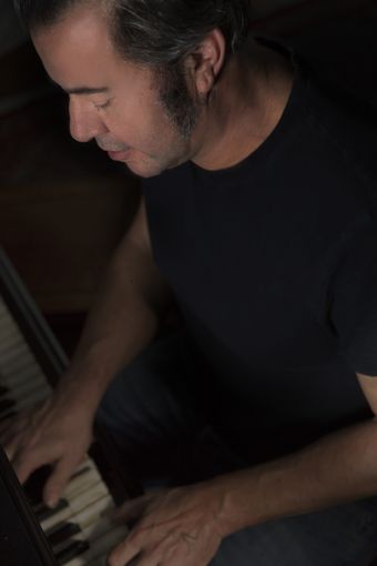 Esibizione live dell'artista cuneese Andrea Giraudo al Conary Mor di Brescia Esibizione live dell'artista cuneese Andrea Giraudo al Conary Mor di Brescia