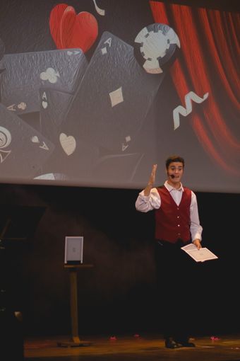 Un successo lo spettacolo "Il giro del mondo in 80 magie" a Centallo