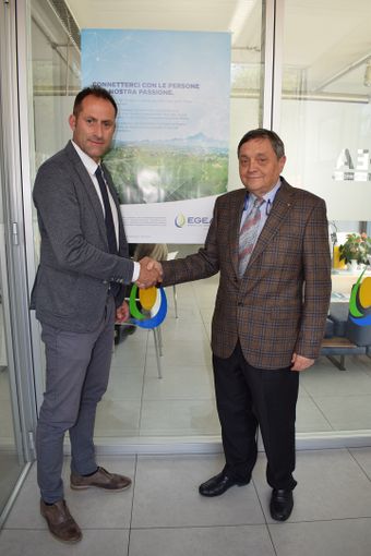 La firma dell’accordo. Da sinistra il responsabile commerciale del settore retail di Egea, Alessandro Pasquero, e il presidente di “Federcasa” Fiorenzo Bosio La firma dell’accordo. Da sinistra il responsabile commerciale del settore retail di Egea, Alessandro Pasquero, e il presidente di “Federcasa” Fiorenzo Bosio