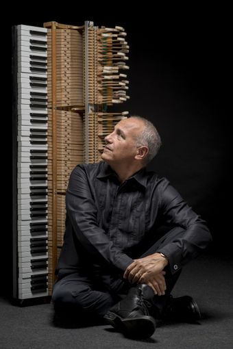 Prosegue la rassegna “Esperienze Artigiane sul Palco”. Nelle officine delle Dronero Carpenterie il concerto “Dieci dita” di Danilo Rea