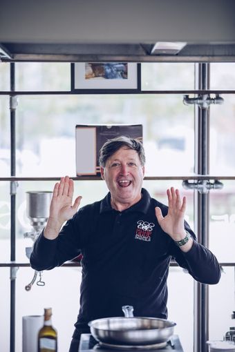 Il cibo come massima espressione di partecipazione: al Festival dei Luoghi Comuni due appuntamenti con Chef Kumalé Il cibo come massima espressione di partecipazione: al Festival dei Luoghi Comuni due appuntamenti con Chef Kumalé