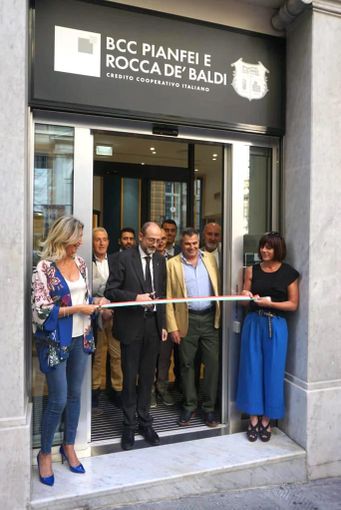 Il presidente della Bcc di Pianfei e Rocca de’ Baldi, Paolo Blangetti, con a fianco il direttore generale Sergio Bongioanni, inaugura la filiale di Genova. Nella foto il taglio del nastro