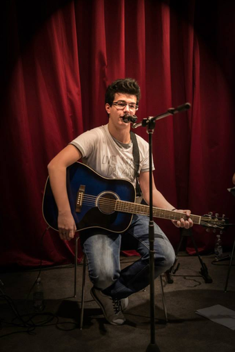 È uscito il nuovo singolo del cantautore venaschese Stefano Devalle È uscito il nuovo singolo del cantautore venaschese Stefano Devalle