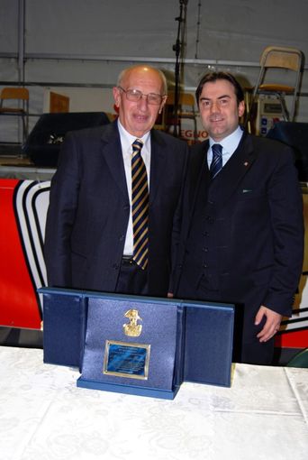 Il consigliere regionale Federico Gregorio con il premiato Giuseppe Tarabra