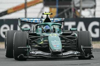 Gp Cina, Alonso toglie mani dal volante per continue vibrazioni e poi si ritira. Cos'è successo Gp Cina, Alonso toglie mani dal volante per continue vibrazioni e poi si ritira. Cos'è successo