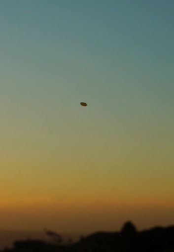 Ufo, drone o solo uno scherzo? A voi l'ardua sentenza sulla foto scattata nel cielo di Langa