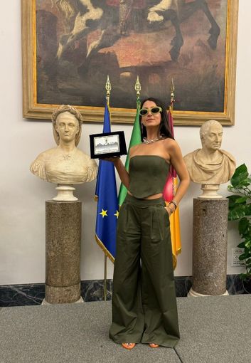 La speaker radiofonica Margherita Devalle con la targa del premio "Microfono d'oro" ricevuto a Roma in Campidoglio
