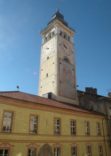 Cuneo, la torre civica illuminata di granata per la Giornata in memoria del Grande Torino