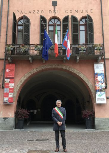 Il sindaco Carlo Bo davanti al comune per il minuto di silenzio