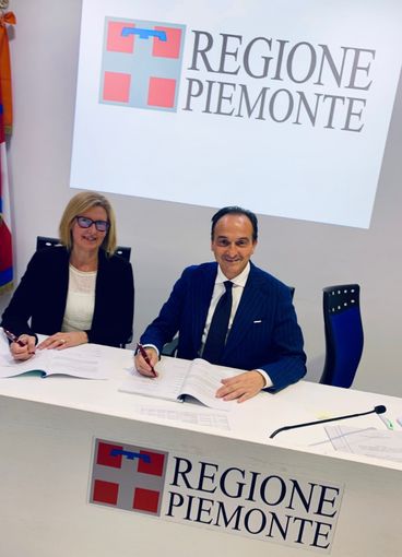 Il sindaco di Montelupo Albese Marilena Destefanis durante la firma d'intesa con Alberto Cirio, Governatore della Regione Piemonte