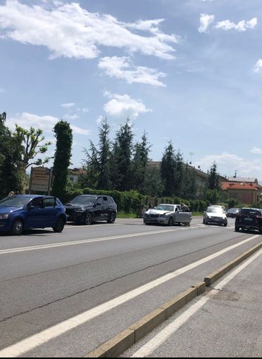 Tamponamento fra due auto in corso Francia a Cuneo