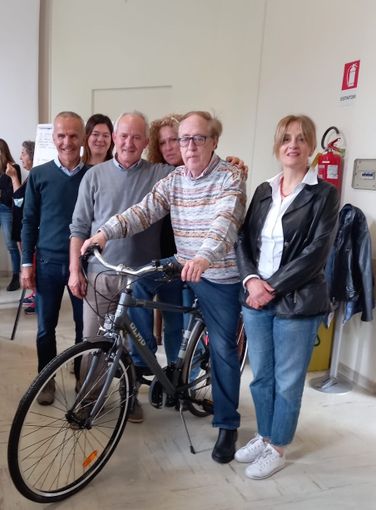 Nella foto, Lorenzo Montani con alcuni colleghi e la biciclette ricevuta in dono Nella foto, Lorenzo Montani con alcuni colleghi e la biciclette ricevuta in dono
