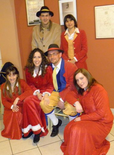 Leunin e Ciutina insieme ad altri personaggi del carnevale mantese