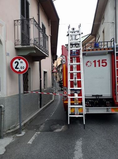 Borgo San Dalmazzo, crolla parte di un balcone in via Bergia: nessun ferito Borgo San Dalmazzo, crolla parte di un balcone in via Bergia: nessun ferito