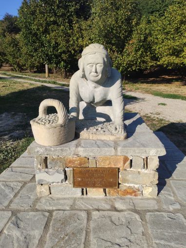 A Cossano Belbo inaugurata una nuova scultura dedicata alla “raccoglitrice di nocciole”