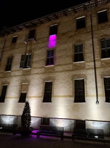 Lotta tumore al seno, Palazzo Mathis a Bra si illumina di rosa Lotta tumore al seno, Palazzo Mathis a Bra si illumina di rosa