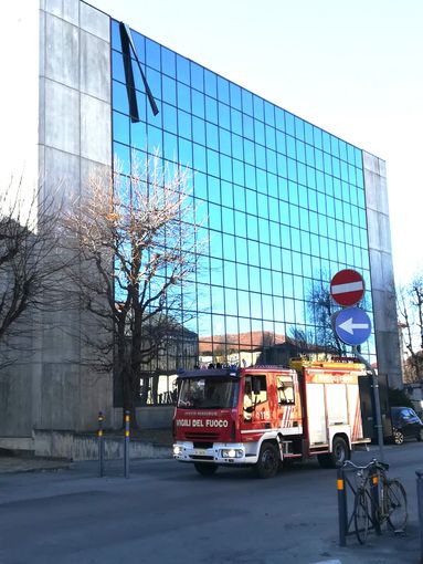 Savigliano, lamiere pericolanti sul tetto di un edificio in piazza Schiaparelli
