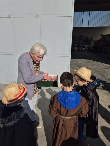 All'istituto di Diano d'Alba alunni e insegnanti hanno messo in scena la "Questua delle uova" All'istituto di Diano d'Alba alunni e insegnanti hanno messo in scena la "Questua delle uova"