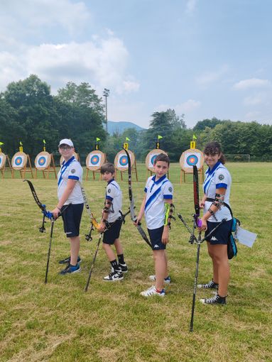 Gli arcieri sul podio del Arclub Fossano: Luca Buggiafreddo, Davide Busà, Paolo Artale, Marisa Rescigno