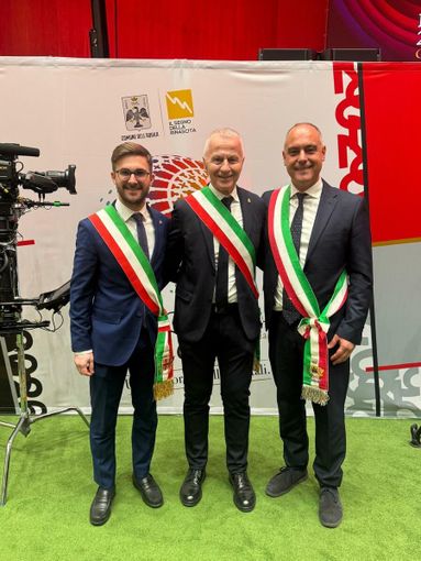 Gatto con i sindaci di Assisi e Procida Gatto con i sindaci di Assisi e Procida