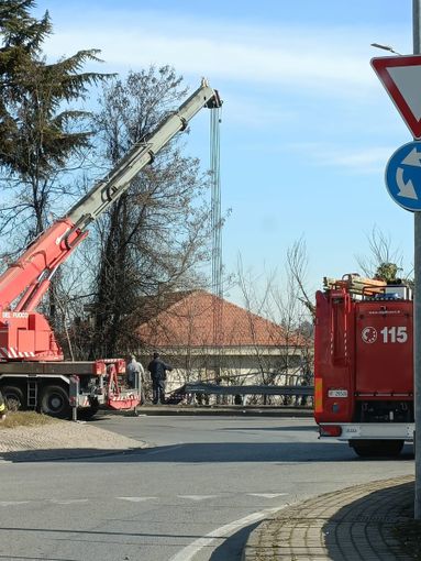 Bra, auto a fuoco dopo l’incidente. Conducente riesce a mettersi in salvo [FOTO]
