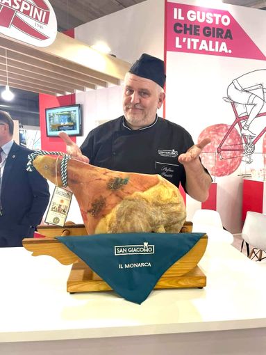 Il maestro salumiere Stefano Paciotti Il maestro salumiere Stefano Paciotti