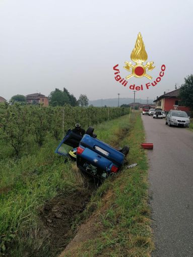 Guarene, auto fuori strada dopo il frontale. Uno dei conducenti in ospedale Guarene, auto fuori strada dopo il frontale. Uno dei conducenti in ospedale